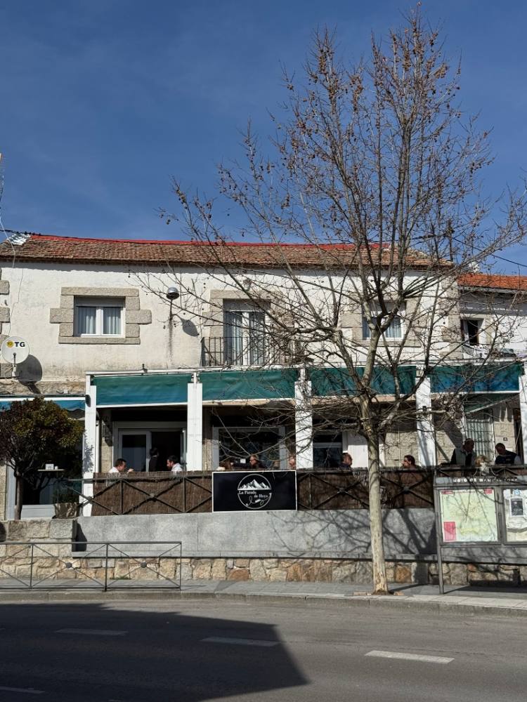 Fachada y terraza de La Parada de Hoyo en la calle Hurtada