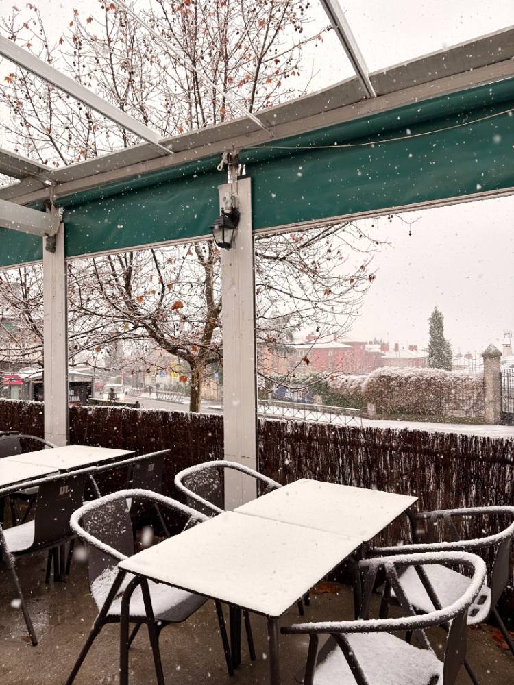 Terraza acristalada de La Parada de Hoyo