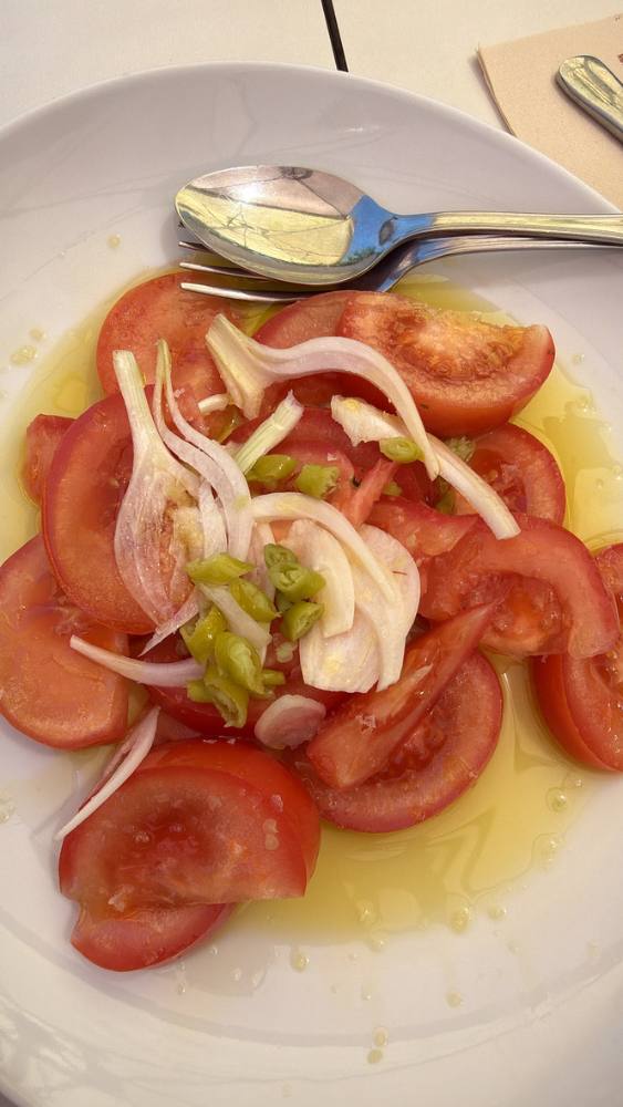 Tomate aliñado con cebolla