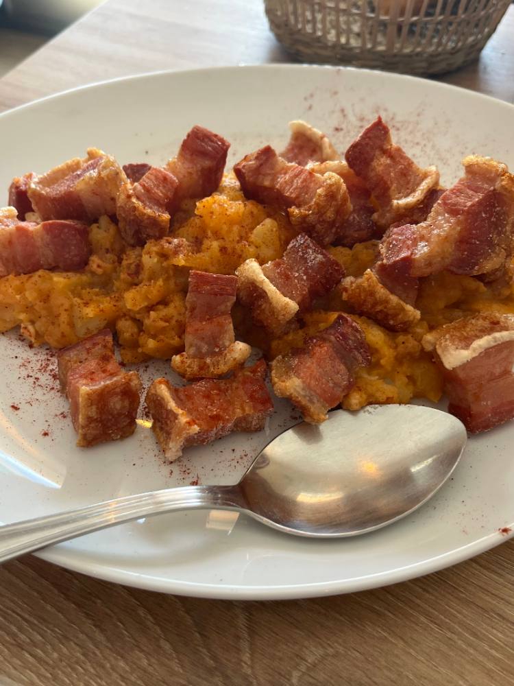 Torreznos de Soria sobre patatas revolconas